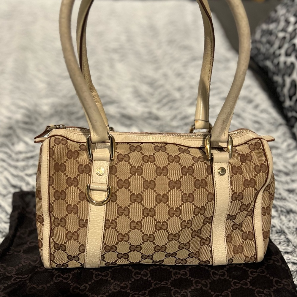 Gucci AUTHENTIC shoulder bag. Beige brown cream classic monogram.
